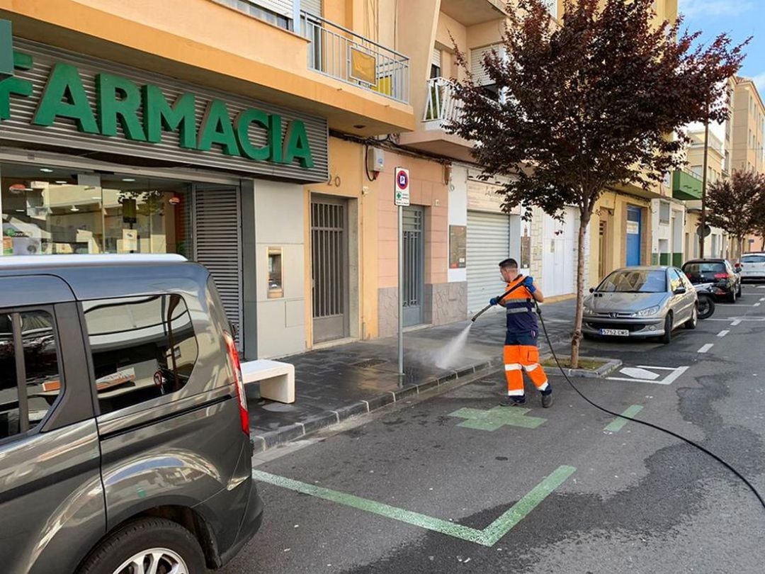 Trabajos de desinfección en Bellreguard durante el confinamiento