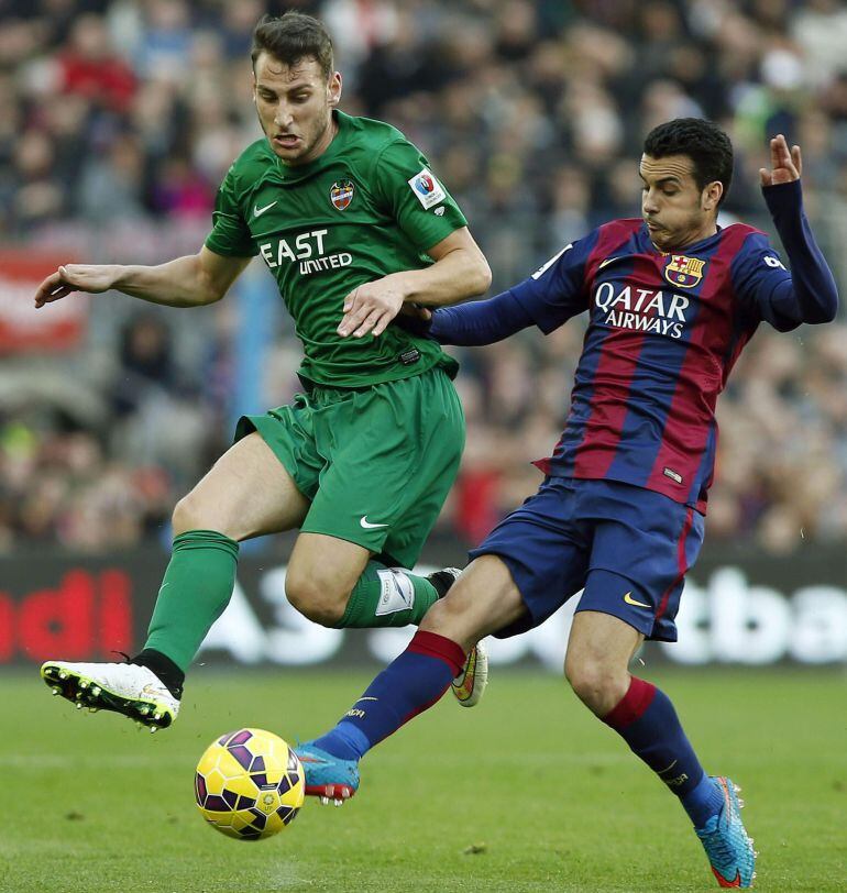 GRA230. BARCELONA, 15/02/2015.- Pedro Rodriguez (d) ,del FC Barcelona, intenta avanzar con el balón ante la presencia de Ivan Lopez (i) del Levante, durante el partido de la vigésimo tercera jornada de liga de Primera División que ambos equipos disputan hoy en el Camp Nou. EFE/Andreu Dalmau