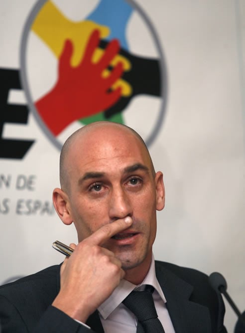 El presidente de la Asociación de Futbolistas Profesionales (AFE), Luis Manuel Rubiales, durante la rueda de prensa en la que anunció que el domingo 2 de enero no habrá partidos de Liga si no cambian los horarios