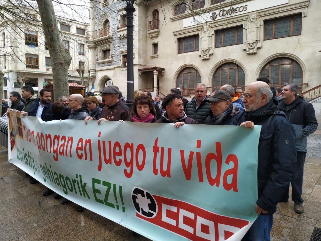 Una concentración frente a la sede de SEA ha denunciado la muerte del trabajador