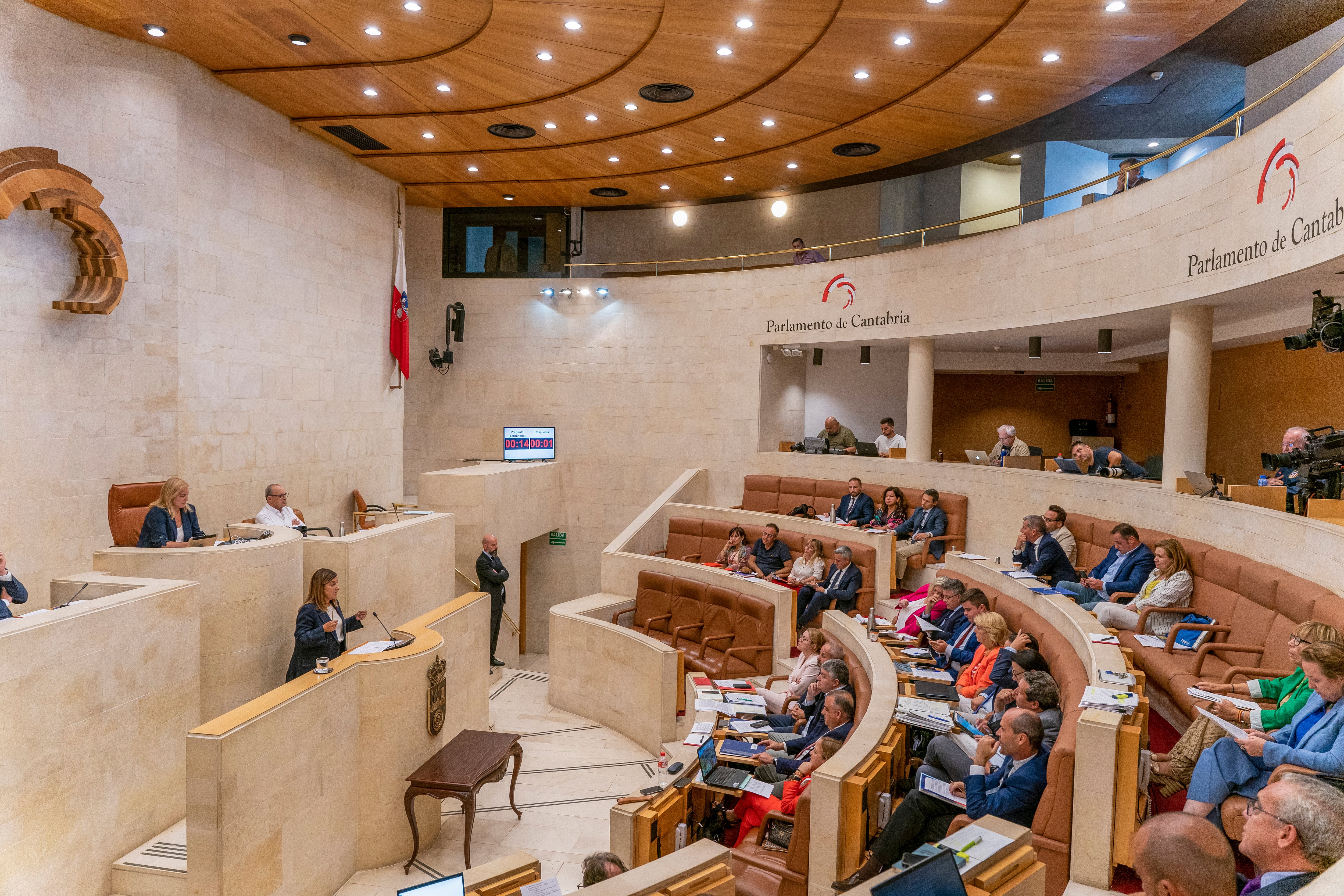 SANTANDER (CANTABRIA), 18/09/2023.- La presidenta de Cantabria, María José Sáenz de Buruaga, ofrece un discurso este lunes ante el Parlamento cántabro. Los nuevos 35 diputados del Parlamento de Cantabria, conformado en esta legislatura por los grupos del PP, PRC, PSOE y Vox, inician las sesiones plenarias de la nueva legislatura marcadas por la minoría en la Cámara de los populares y la necesidad de acuerdos para sacar adelante las diversas iniciativas. EFE/ROMÁN G. AGUILERA
