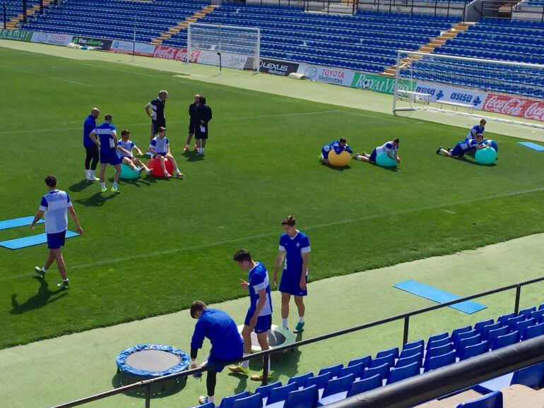 Los jugadores del Hércules entrenando en las instalaciones en el estadio José Rico Pérez