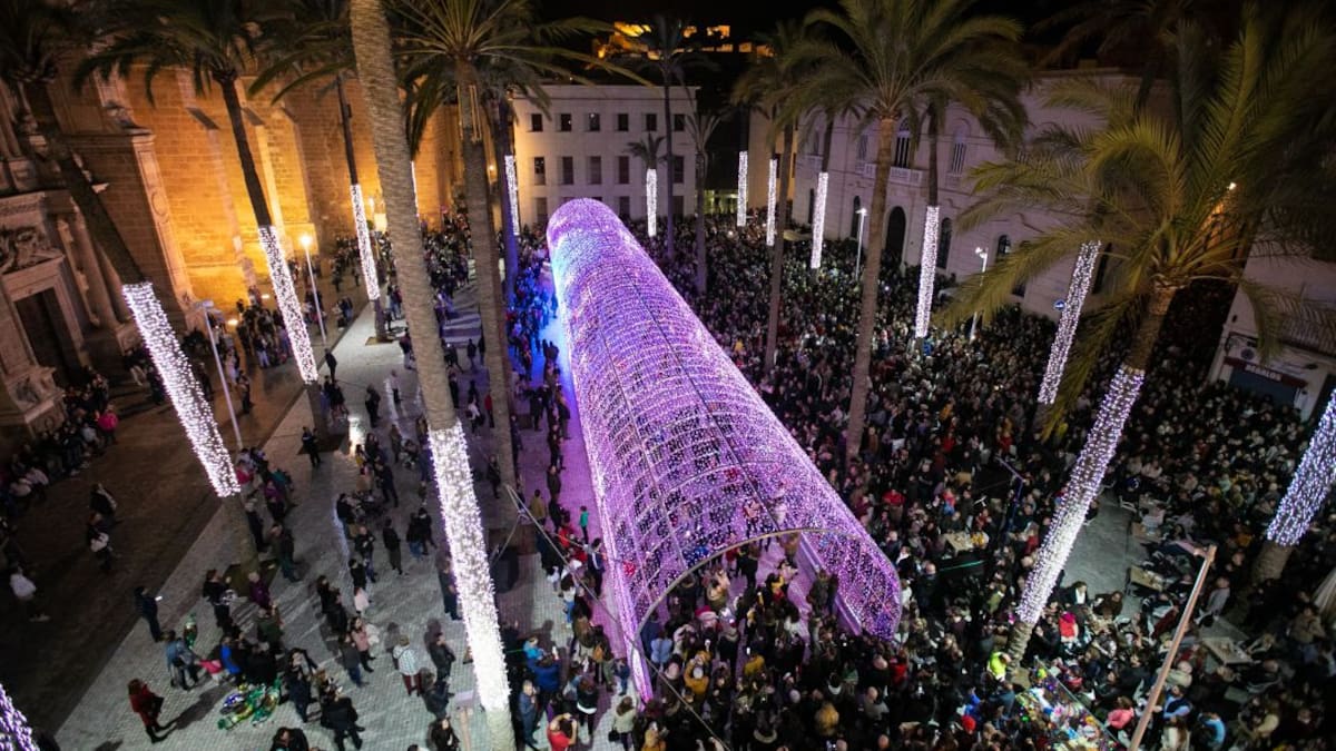 Queda iluminada la Navidad en Almería