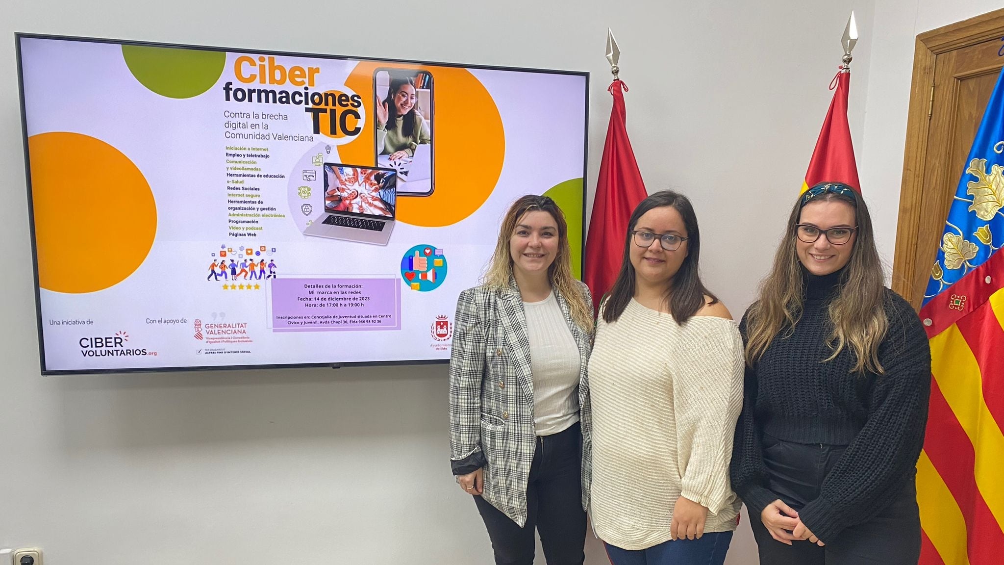 Anabel García, concejala de juventud de Elda junto a Sara Pérez, técnico de la concejalía de juventud de Elda y María Gisbert, concejala de Educación de Elda