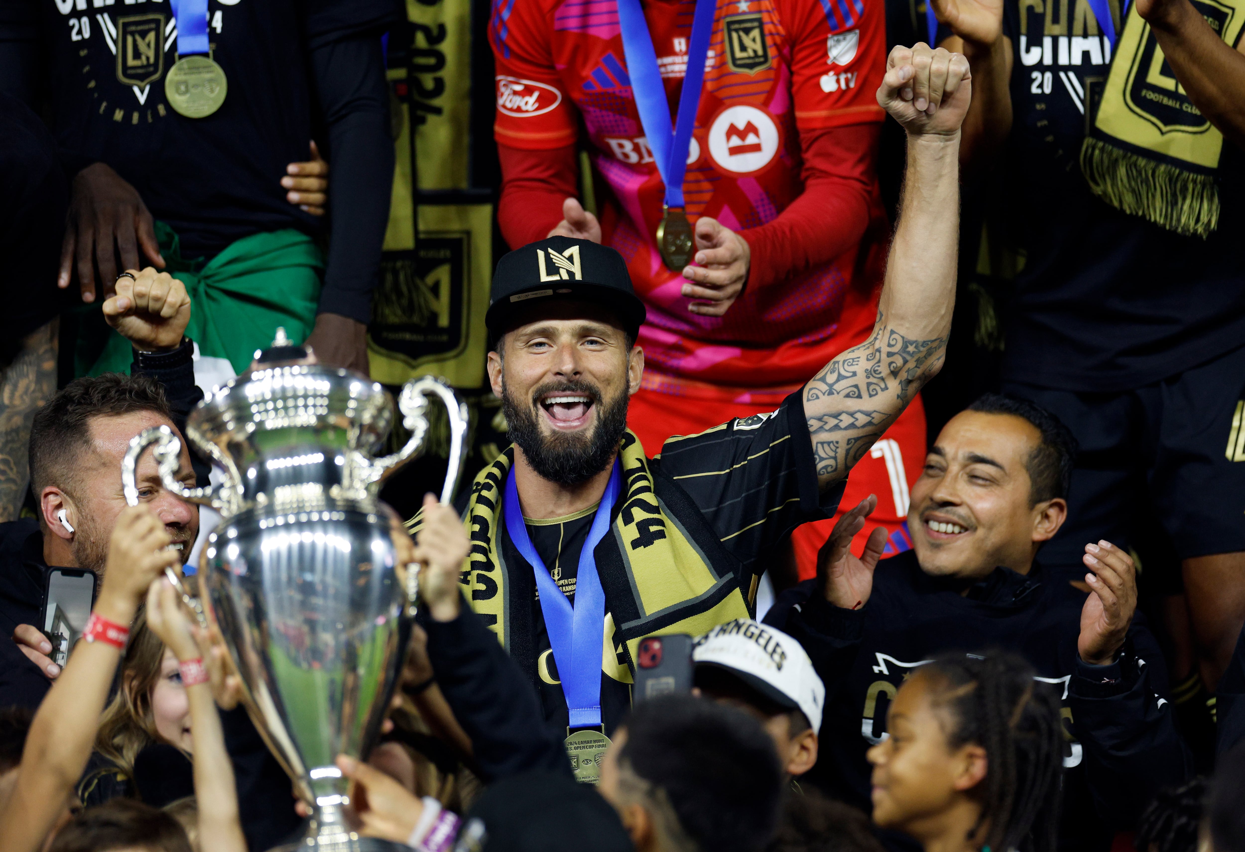 Olivier Giroud con el trofeo de la US Open Cup