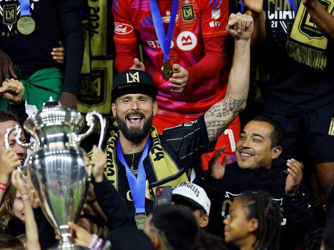 Olivier Giroud con el trofeo de la US Open Cup
