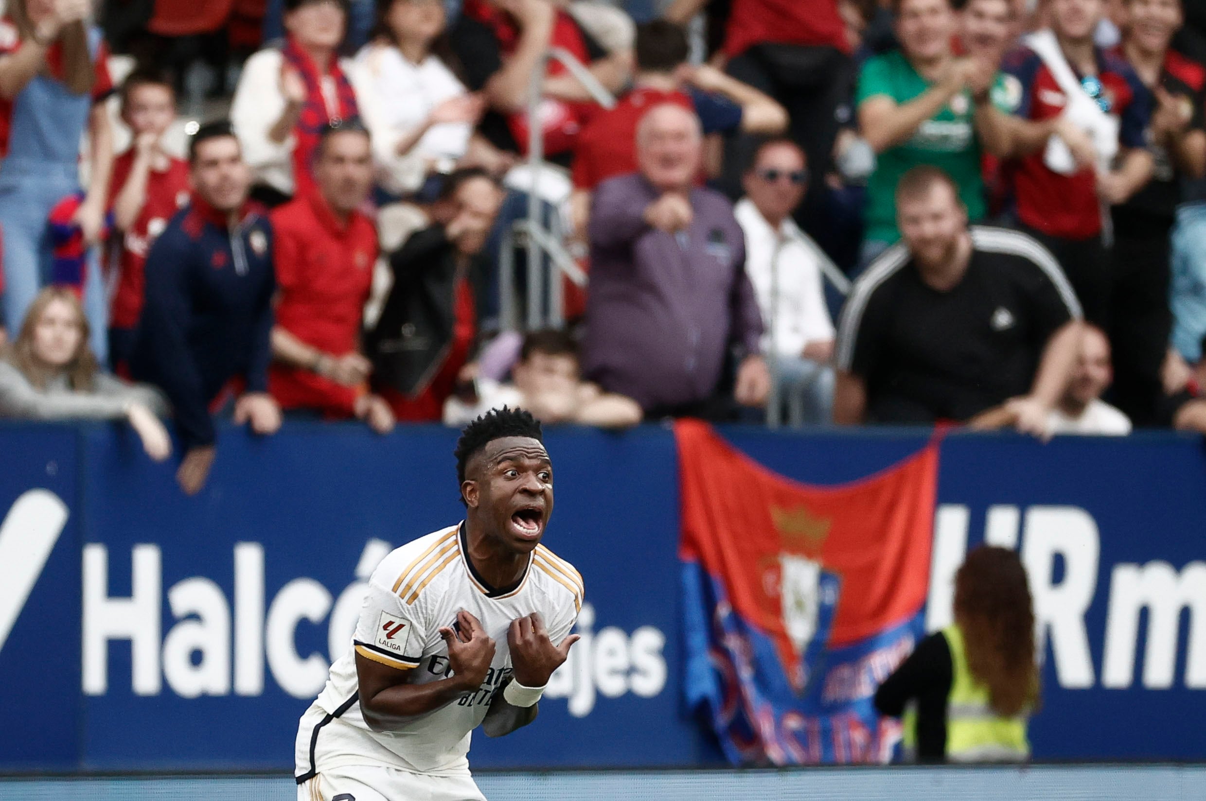 El delantero brasileño del Real Madrid Vinicius Jr muestra su sorpresa tras recibir cartulina amarilla, durante el partido de la LaLiga EA Sports entre Osasuna y Real Madrid este sábado en el estadio de El Sadar