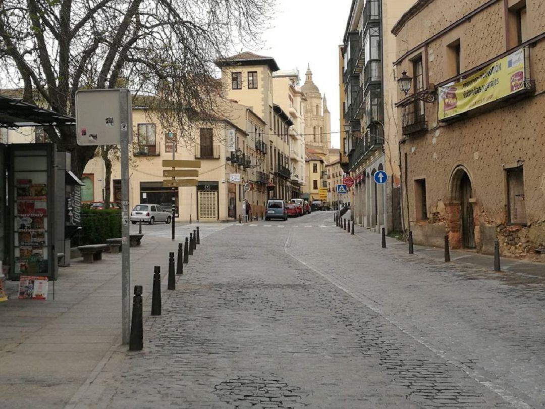 El restablecimiento de la zona ORA conllevaría revertir la restricción del tráfico en el recinto amurallado