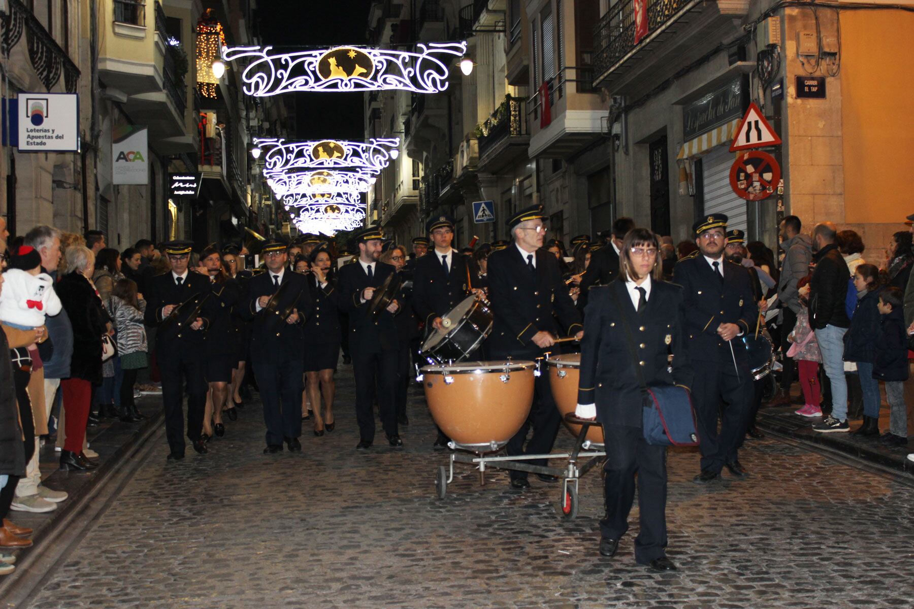 La Música Primitiva Apolo d'Alcoi durant la seua participació en les Pastoretes obrint la desfilada