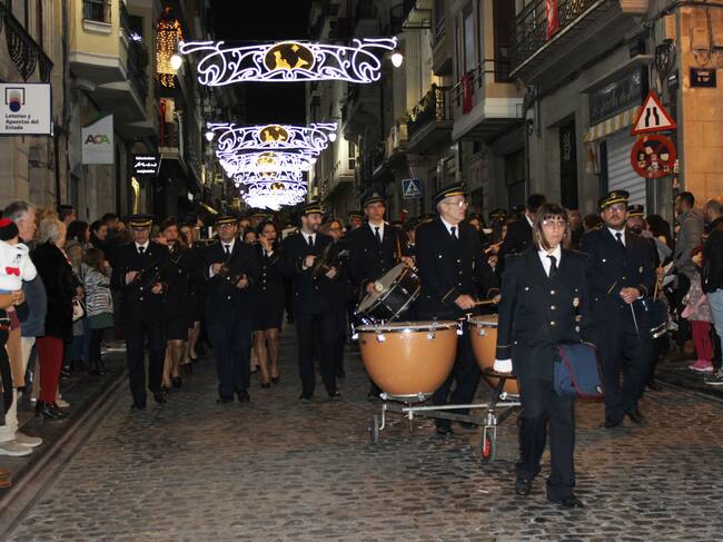 La Música Primitiva Apolo d'Alcoi durant la seua participació en les Pastoretes obrint la desfilada