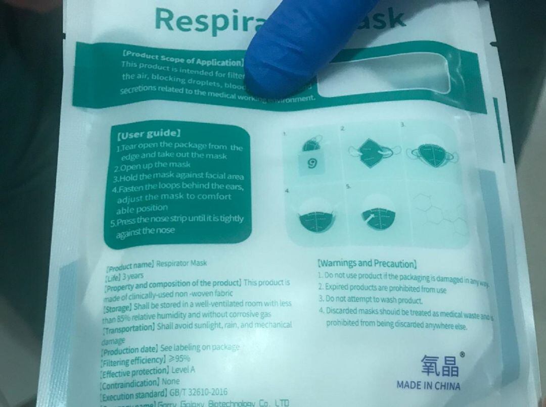 Esta es una de las mascarillas defectuosas del Complejo Hospitalario