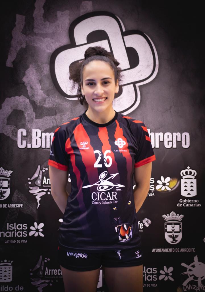 Jazmín Mendoza con la camiseta del CICAR Lanzarote Ciudad de Arrecife.