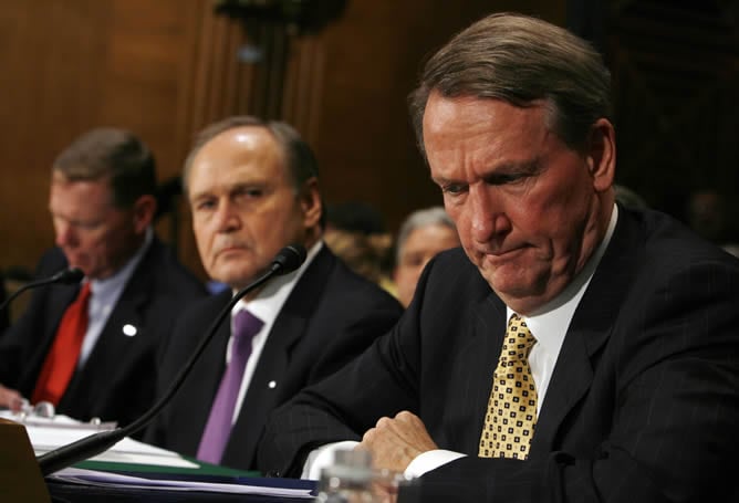 El presidente de Ford Alan Mulally, el presidente Chrysler Robert Nardelli y el presidente de General Motors G. Richard Wagoner en una audiencia celebrada por el Senado de Banca, Vivienda y Asuntos Urbanos, en la Comisión de Capitol Hill, en Washington