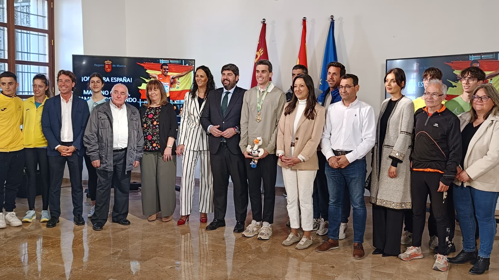 Mariano García, rodeado de autoridades en San Esteban