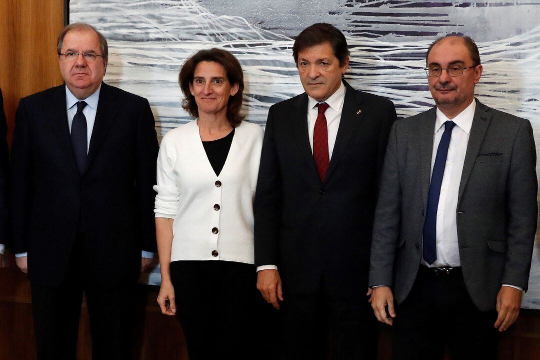 La ministra para la Transición Ecológica, Teresa Ribera,2ºd., posa con los con los presidentes de Castilla y León, Juan Vicente Herrera de Asturias, Javier Fernández y de Aragón, Francisco Javier Lambán ,i-d., tras la reunión hoy en la sede del ministerio