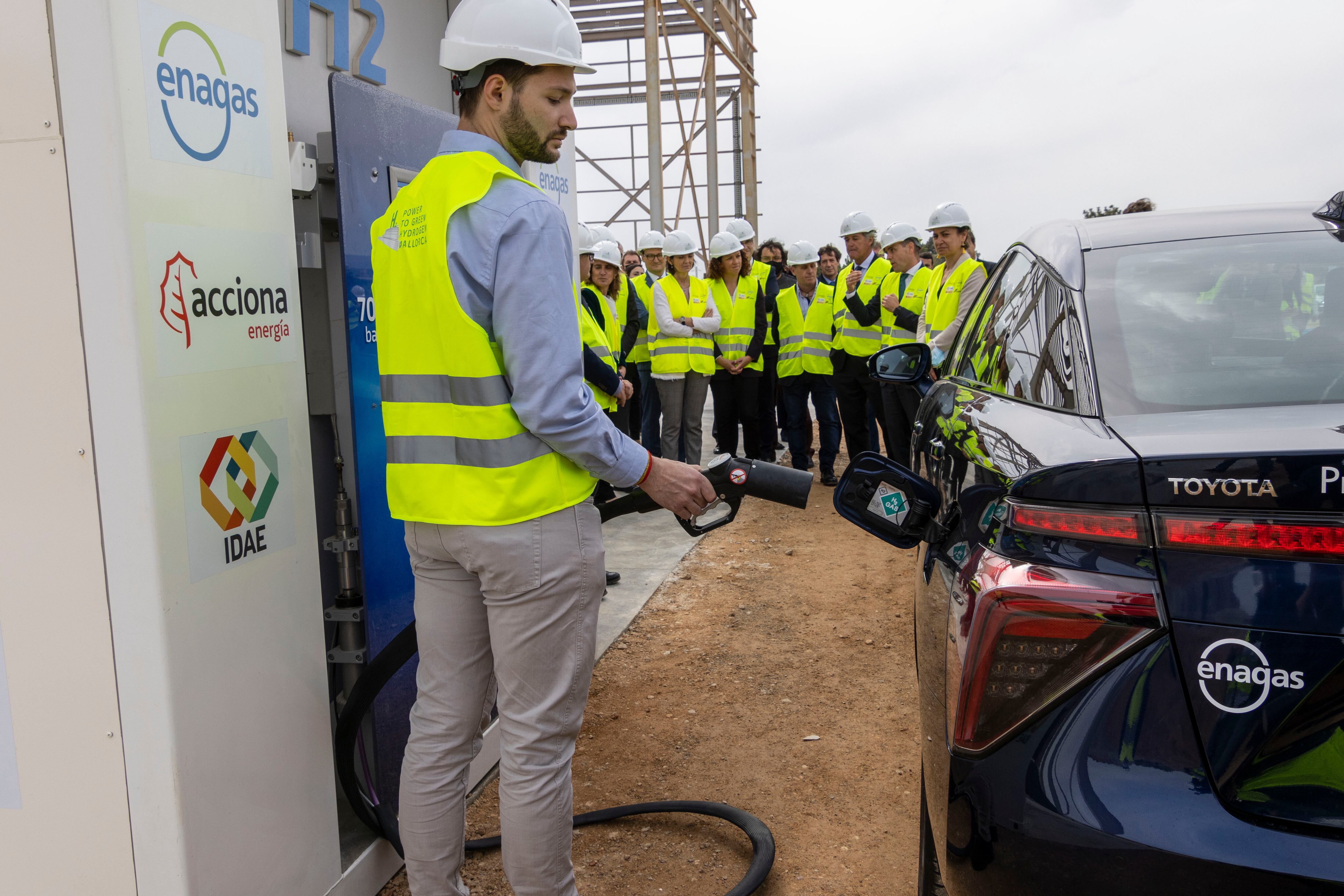 GRAF8771. LLOSETA (ISLAS BALEARES), 14/03/2022.- Las ministras de Transición Ecológica, Teresa Ribera (2i-fondo), e Industria, Reyes Maroto (3i-fondo), inauguran este lunes en la localidad mallorquina de Lloseta, la primera planta del sur de Europa que fabrica hidrógeno para su uso como combustible exclusivamente a partir de placas solares fotovoltaicas. . EFE/CATI CLADERA
