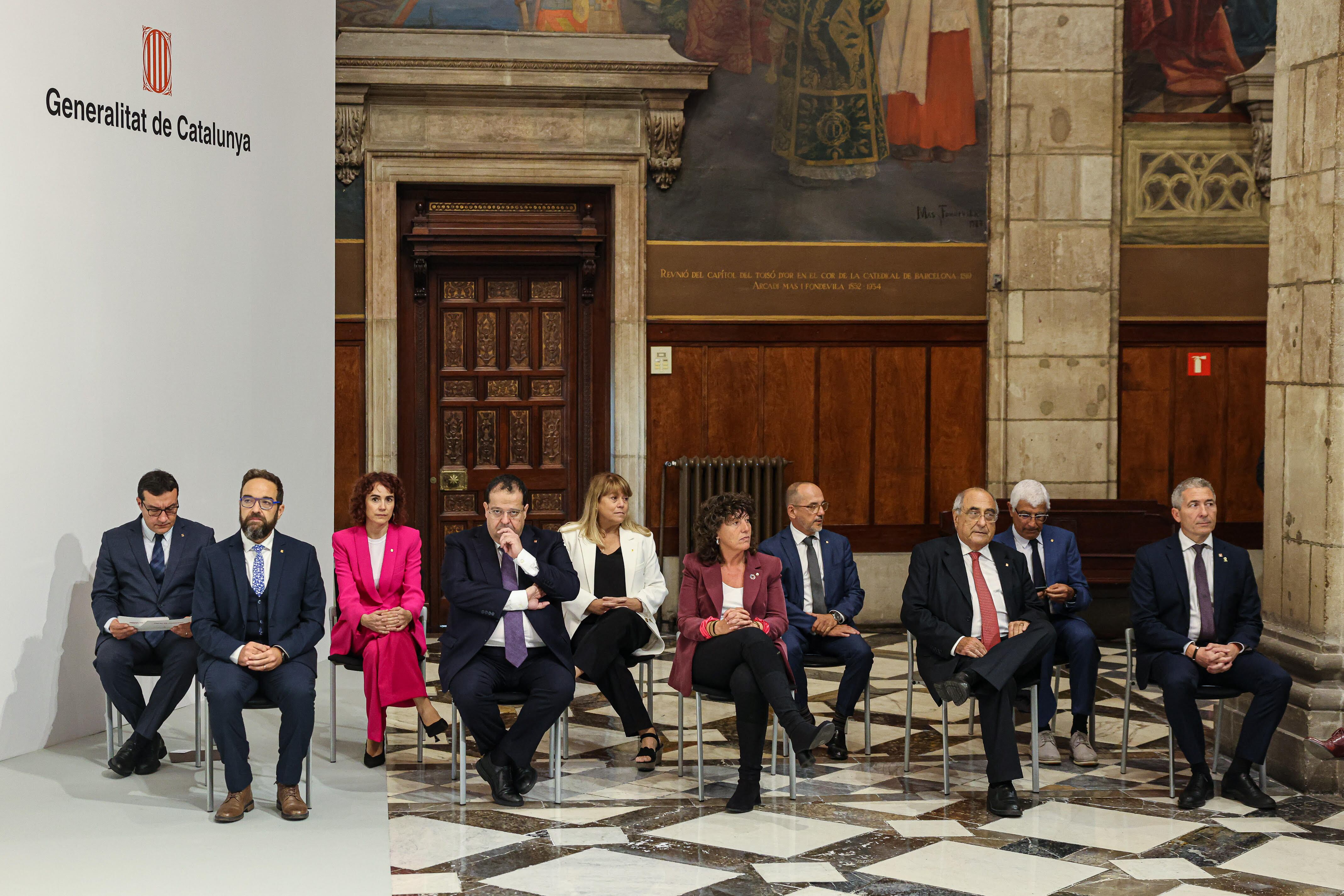 Los miembros del Govern en la toma de posesión de los nuevos consellers después de la marcha de Junts del ejecutivo