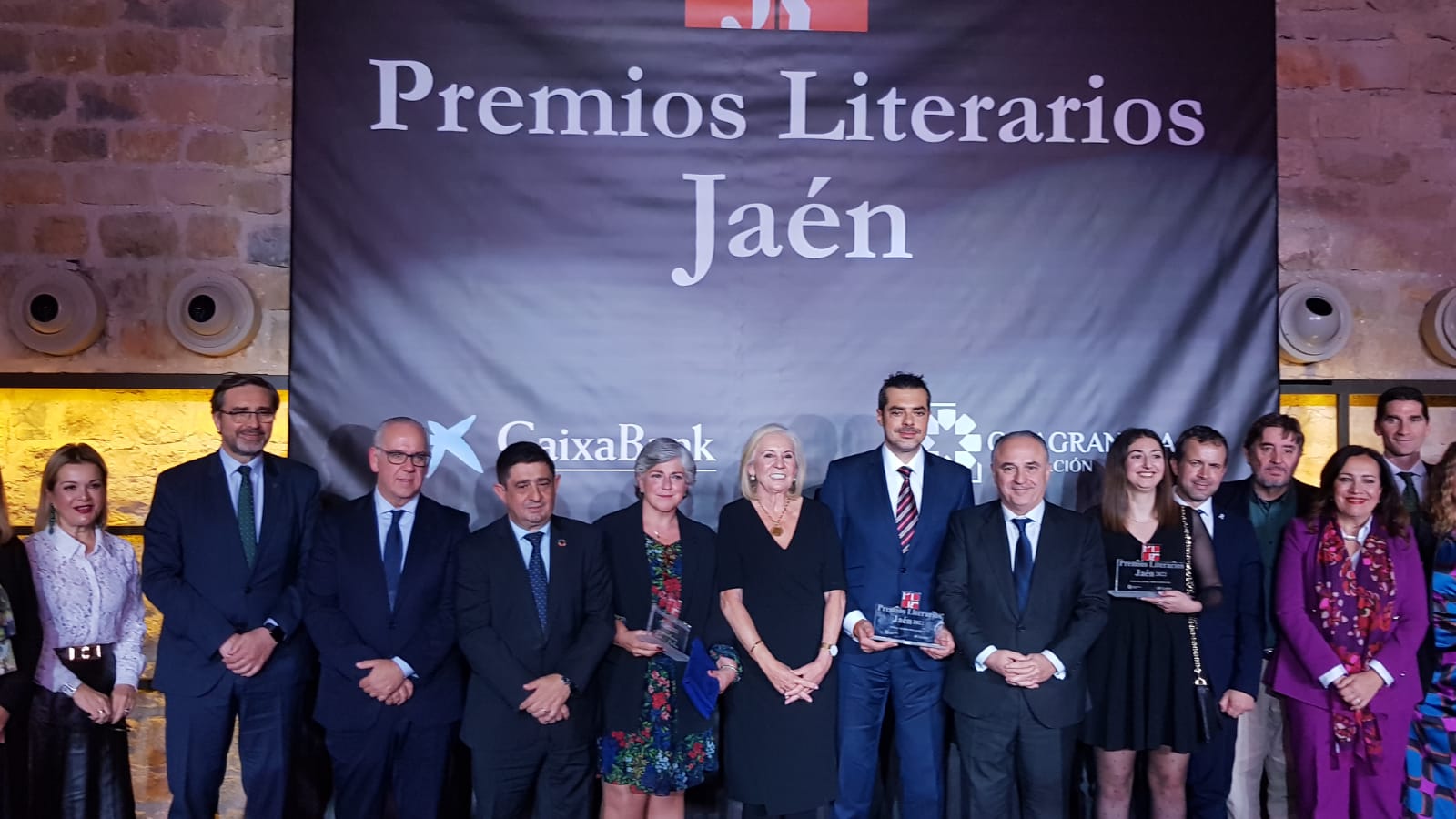 Foto de familia de los premiados y autoridades durante la entrega de los Premios Literarios Jaén.