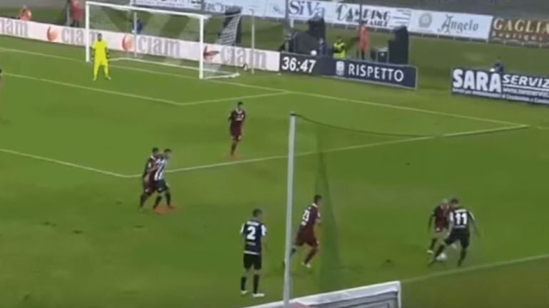 Ricardo Orsolini, del Ascoli, en acción.