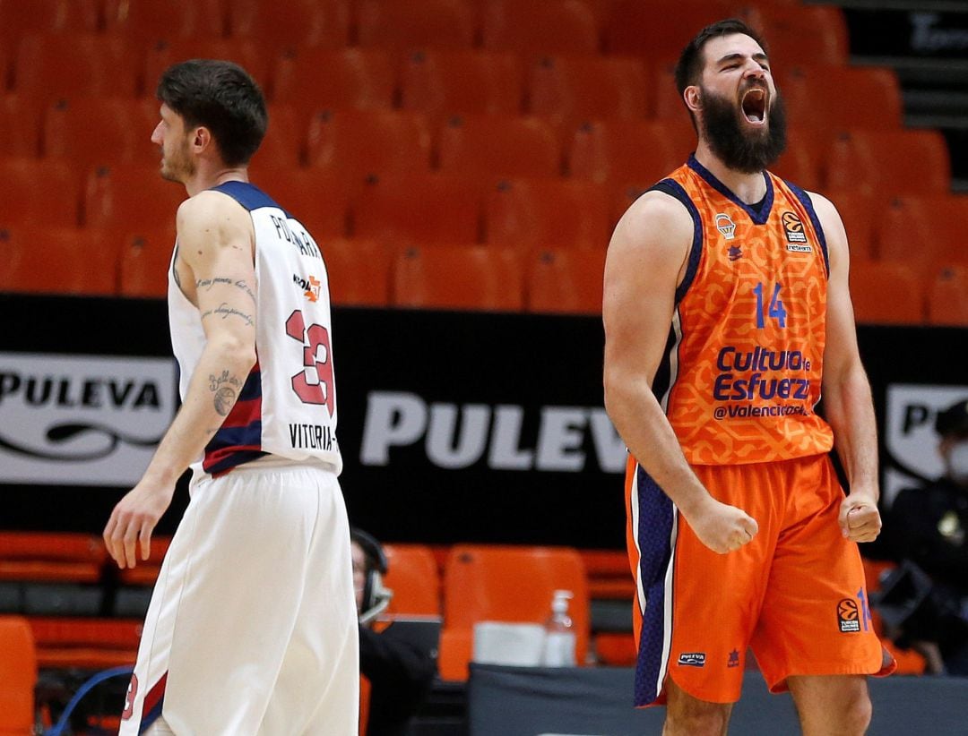  El pívot montenegrino del Valencia Basket Bojan Dubljevic 