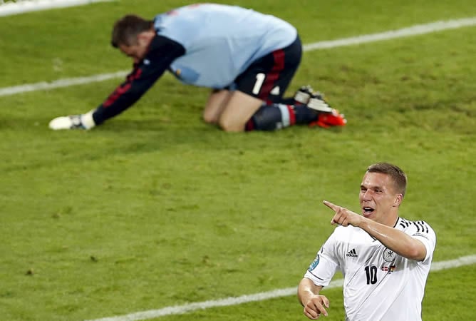 El alemán Lukas Podolski celebra tras marcar el 1-0 al portero danés Stephan Andersen durante el Dinamarca vs Alemania, grupo B, de la primera fase de la Eurocopa 2012, en Lviv, Ucrania, el domingo, 17 de junio de 2012.