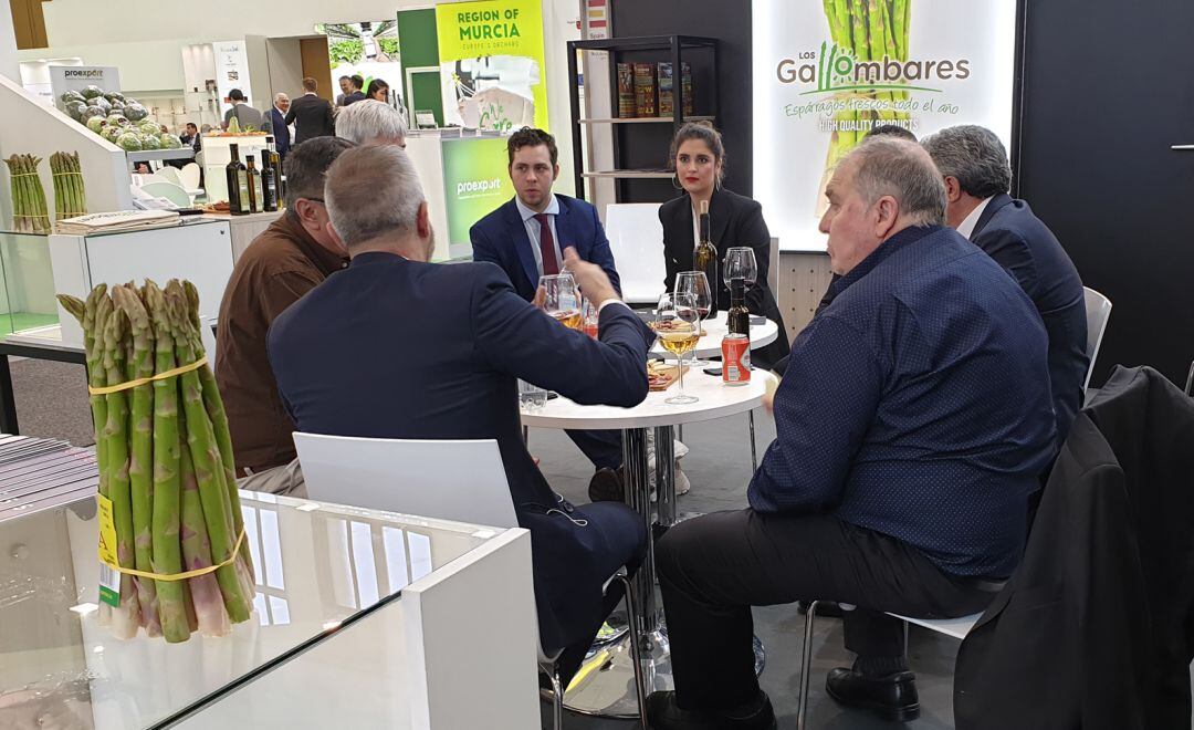 Responsables de la cooperativa Los Gallombares, de Granada, se reunen con posibles clientes en la feria FruitLogistica 2020 de Berlin (Alemania)