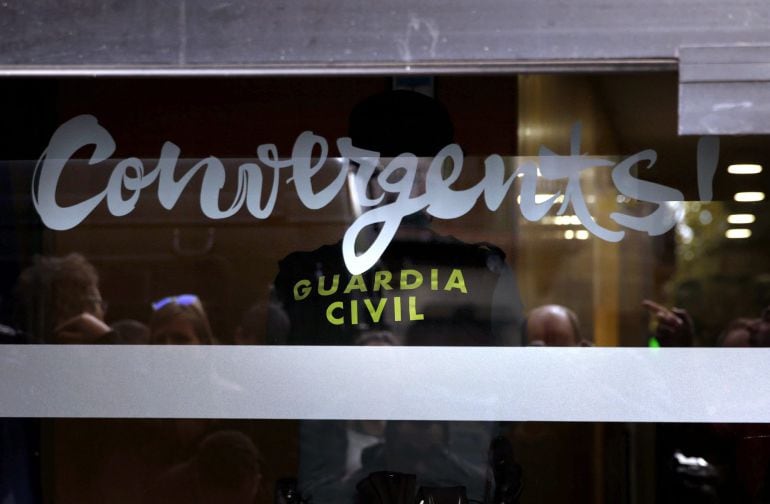 Agentes, durante el registro la sede de CDC en Barcelona. 