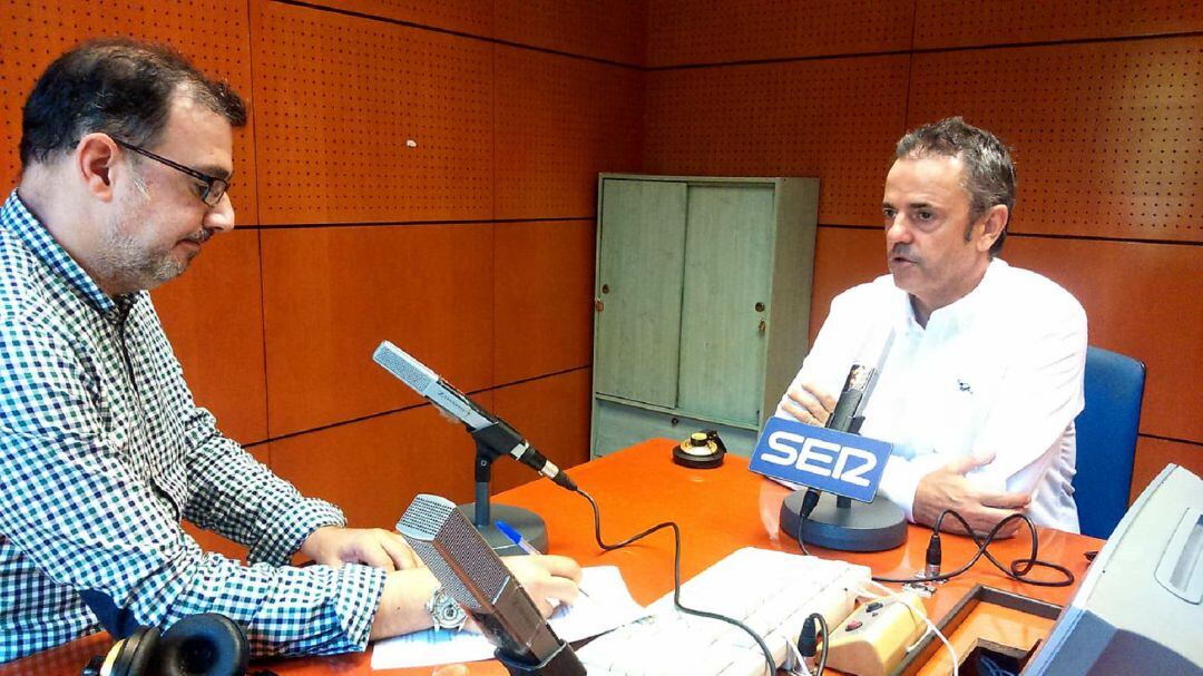 Porfirio Fisac en los estudios de Radio Zaragoza