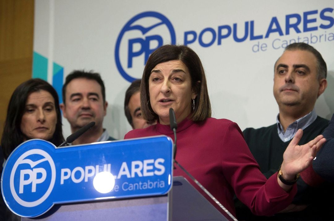 La presidenta del PP de Cantabria compareció en la noche del martes tras el Comité Ejecutivo de la formación en el que anunció su continuidad en el cargo.