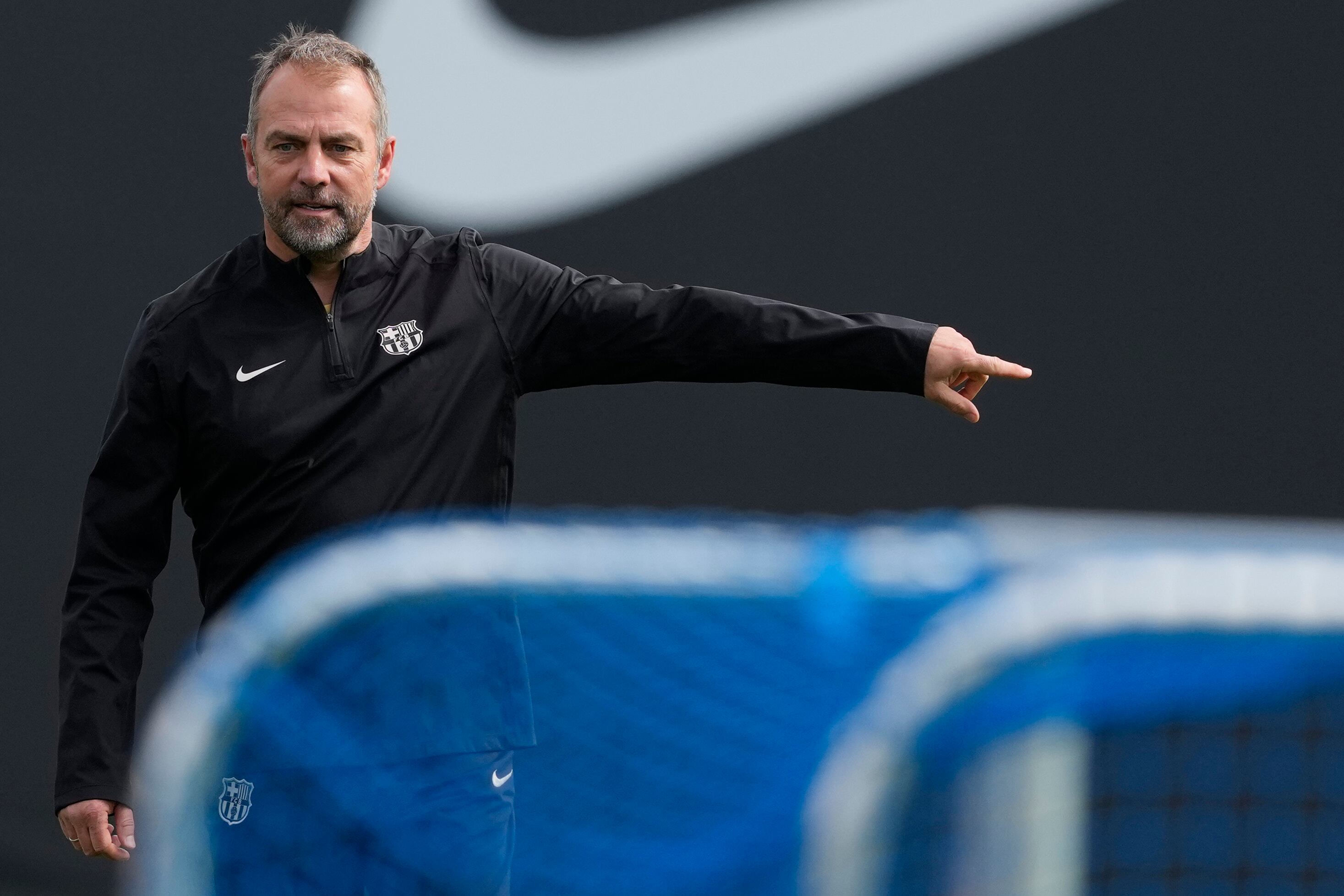 El técnico del FC Barcelona, Hansi Flick, dirigiendo un entrenamiento