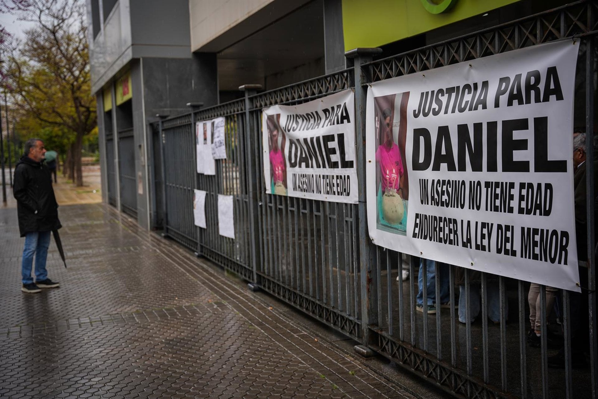 Pancartas y fotos a las puertas de los Juzgados de Menores de Sevilla, pidiendo justicia para Daniel , el joven de 17 años asesinado presuntamente por un menor de 15, en Isla Mayor (Sevilla)