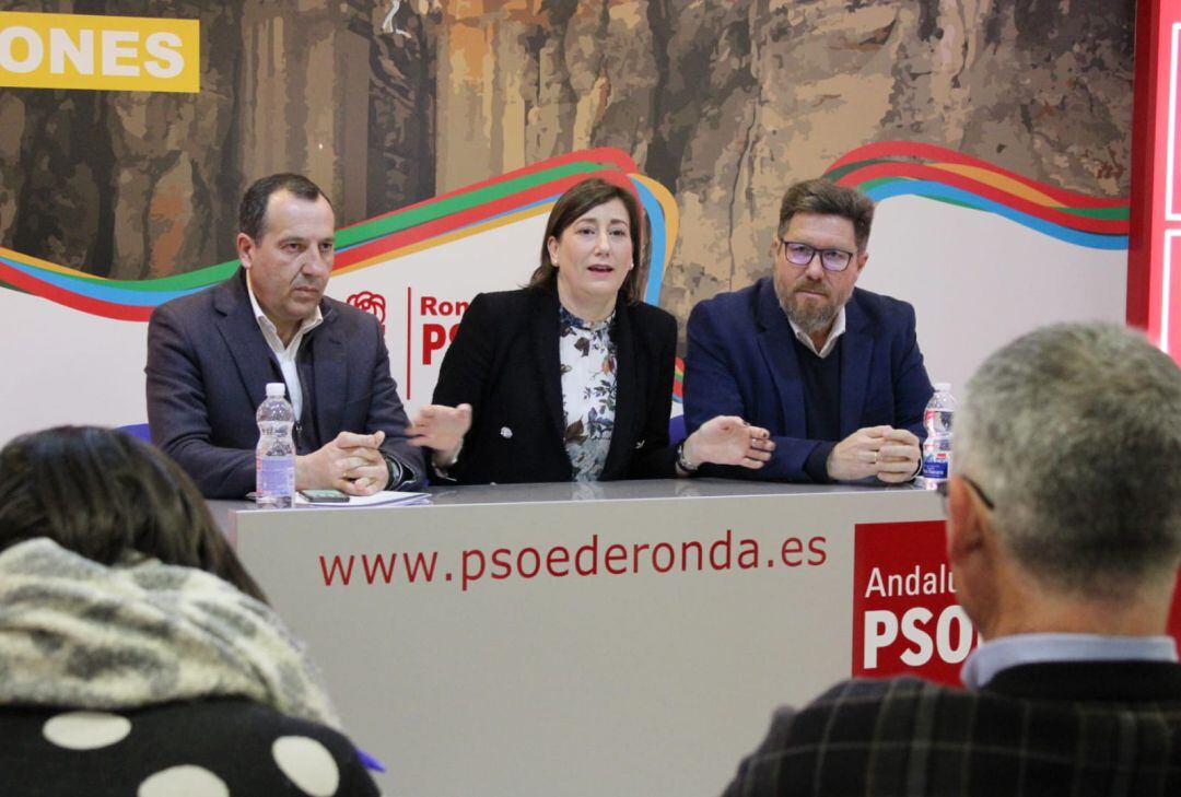 José Luis Ruíz Espejo junto a Isabel Aguilera y Rodrigo Sánchez en la reunión mantenida en la sede rondeña