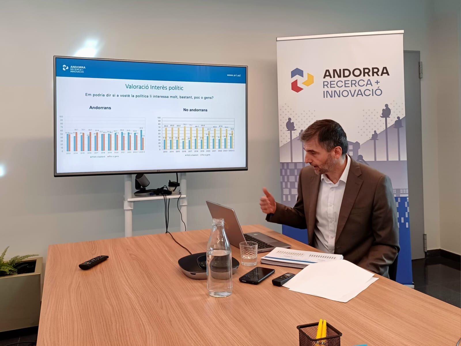 el coordinador de l'àrea de sociologia d'Andorra Recerca i Innovació, Joan Micó, presenta els resultats de l'enquesta postelectoral a la premsa.