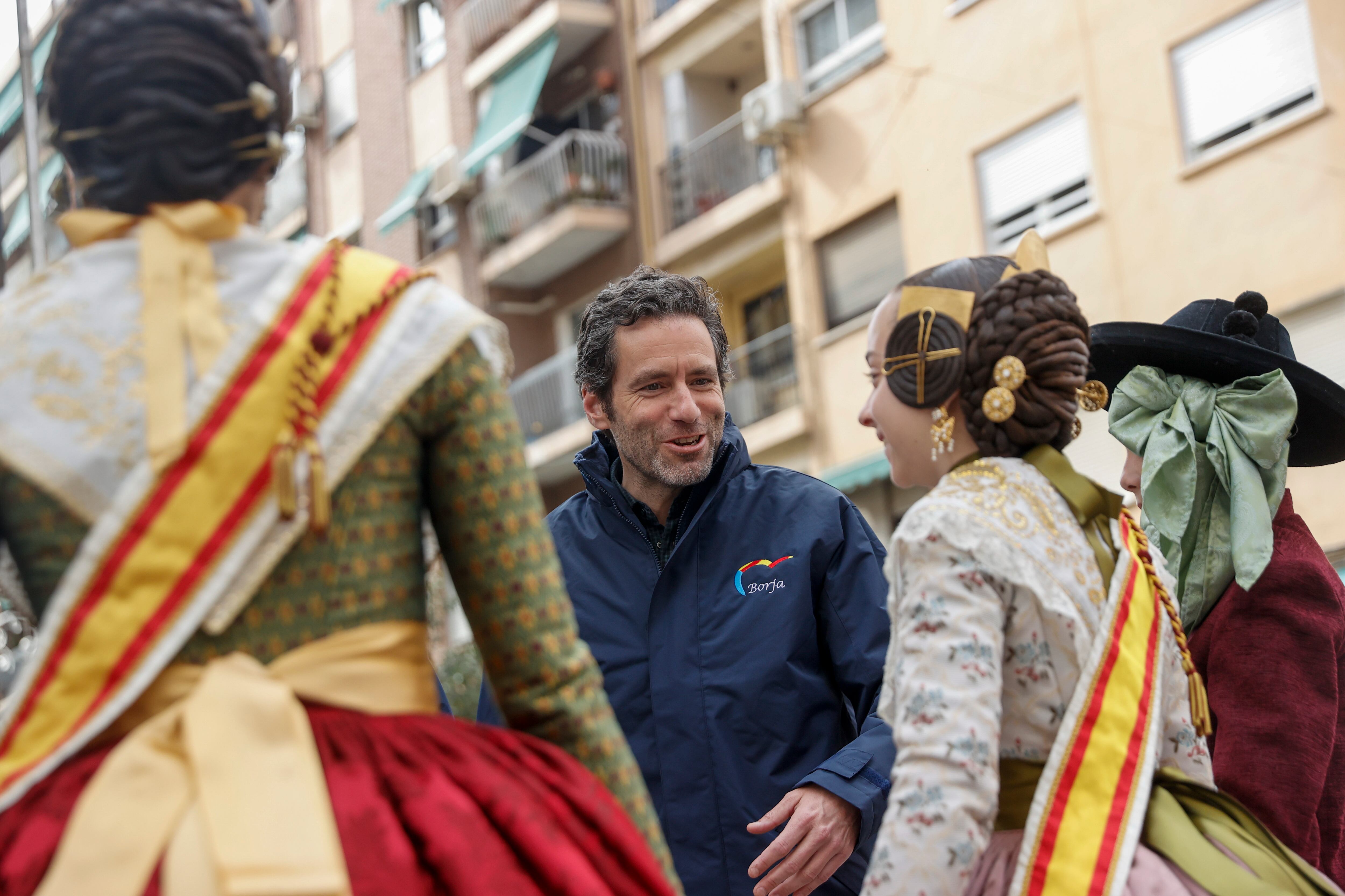 El vicesecretario de Cultura del PP, Borja Sémper , visita la Falla Gayano Lluch.