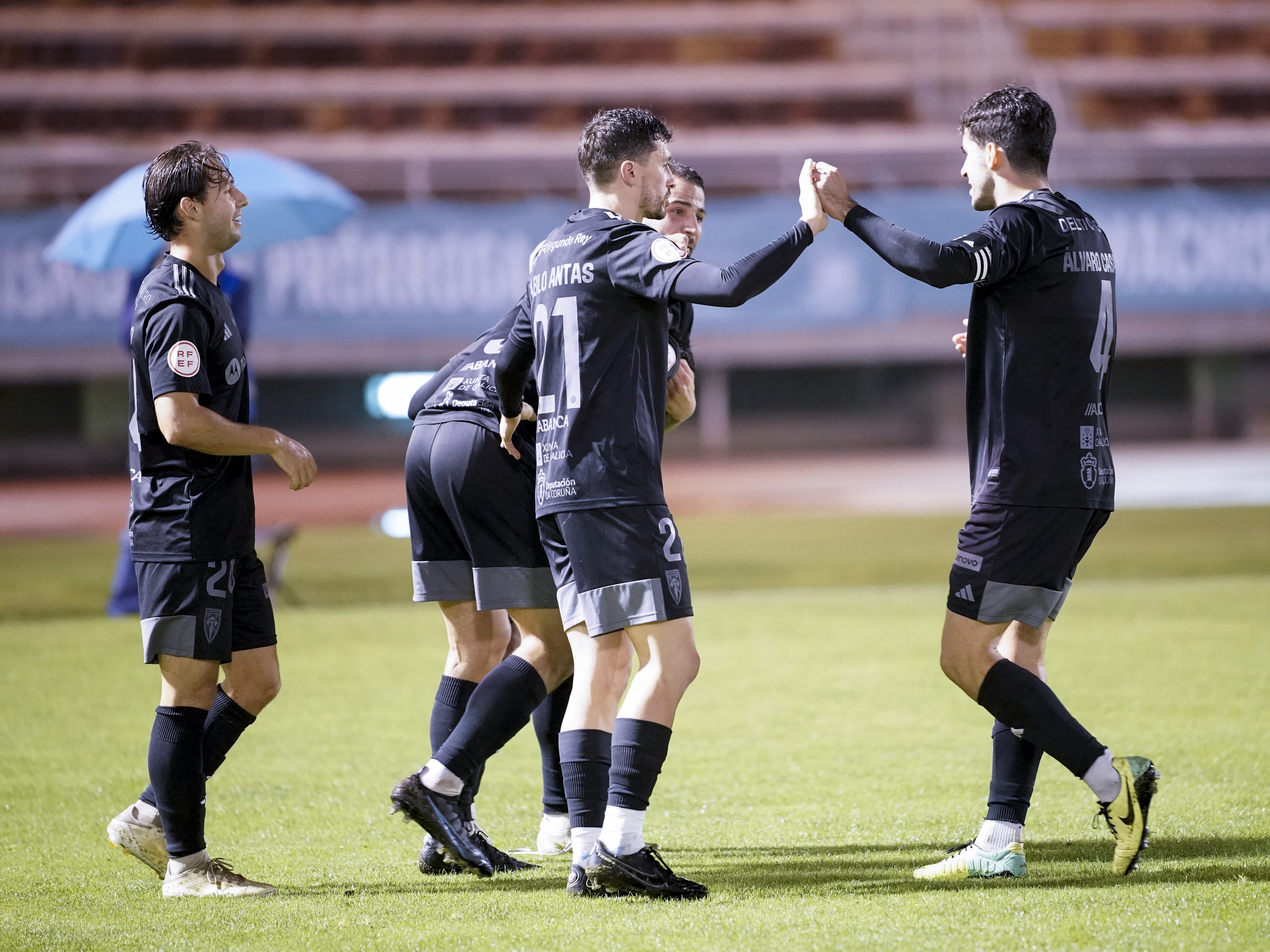 Los jugadores del Compos celebran el tanto marcado por Carlos Cinta (foto de Nacho Castaño)