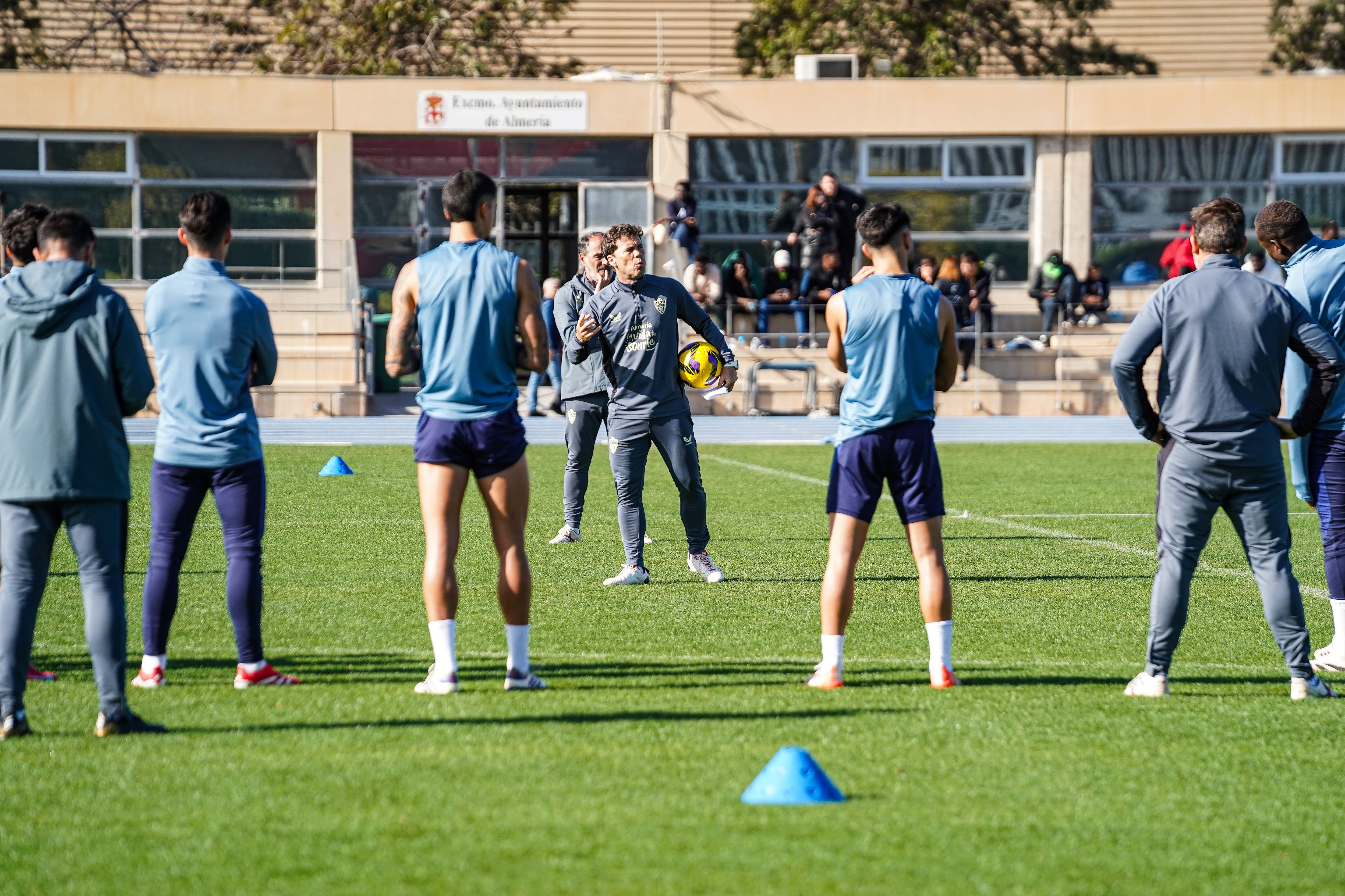 Rubi se dirige a los jugadores del Almería en el campo Anexo del Estadio de los Juegos Mediterráneos ultimando los detalles de la visita al Depor.