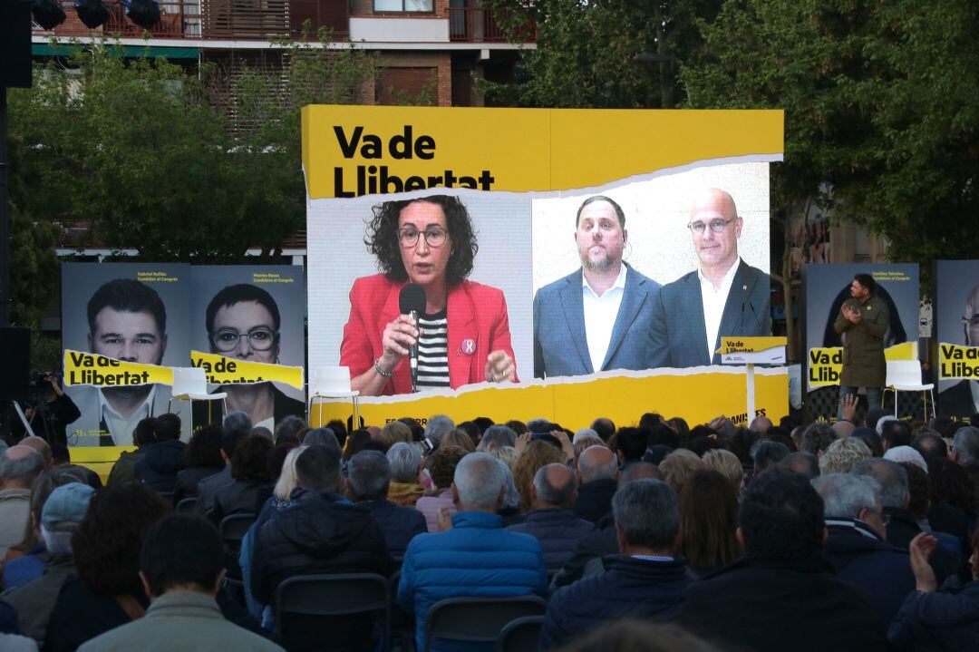 Plano general del escenario del mítin de ERC con la conexión en directo de Marta Rovira, Raül Romeva y Oriol Junqueras.