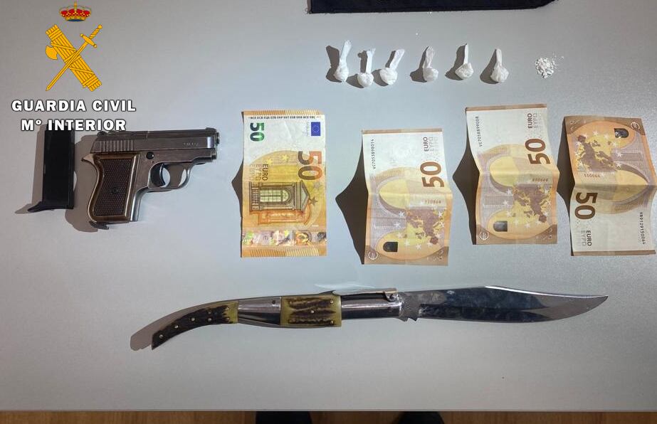 Armas, dinero y sustancias incautadas por la Guardia Civil