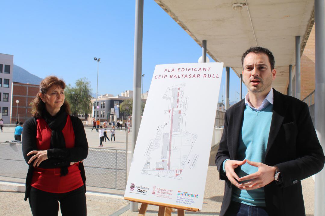 El alcalde de Onda, Ximo Huguet, ha visitado el centro Baltasar Rull junto a la teniente de alcalde Encarna Ribes