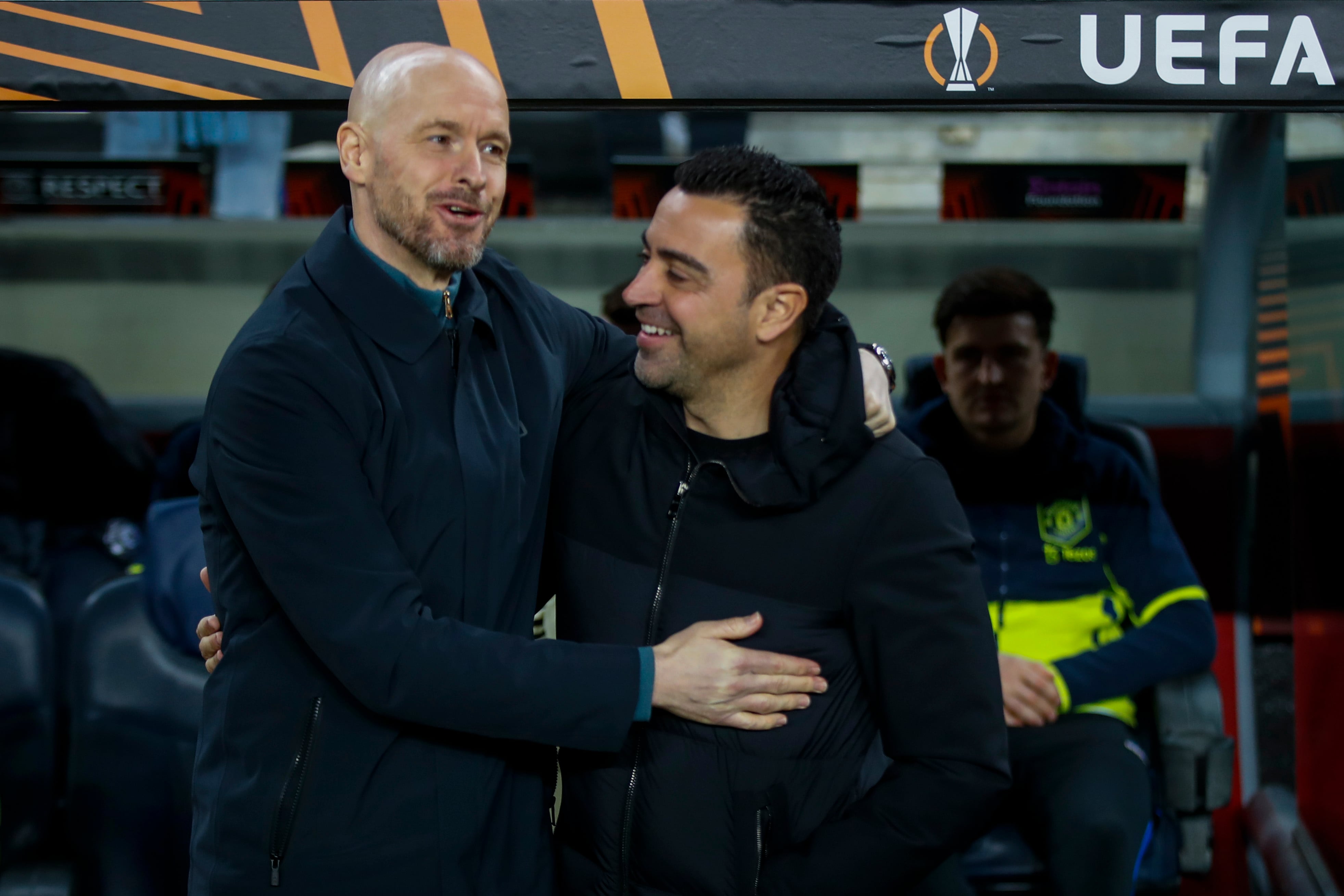 Xavi Hernández y Erik Ten Hag en el encuentro de ida de dieciseisavos de final de UEFA Liga Europa entre FC Barcelona y Manchester United.