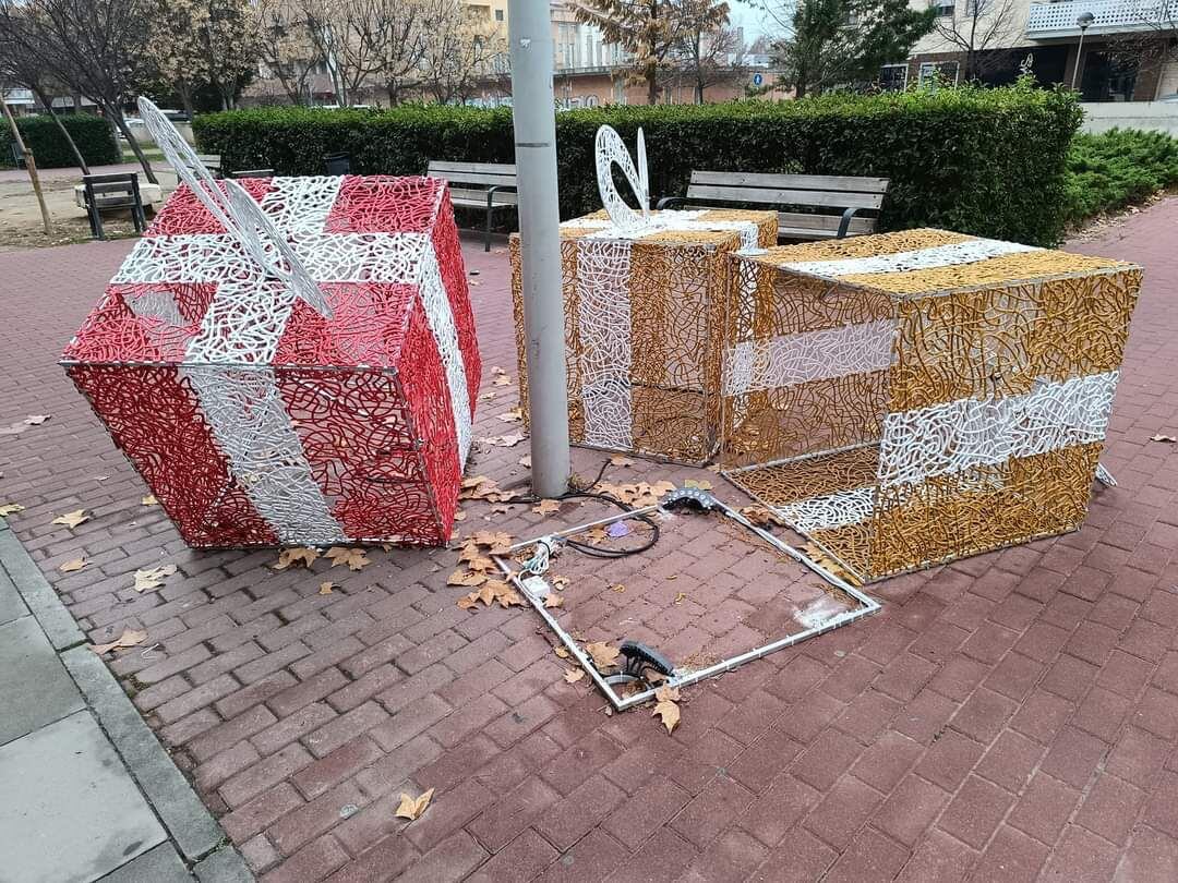 Destrozos en el decorado navideño de Fraga