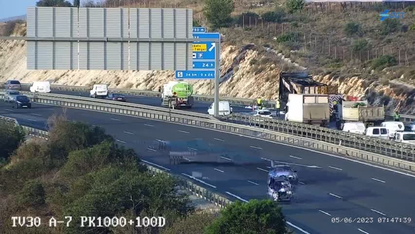 Un camión siniestrado mantiene cortado uno de los cuatro carriles