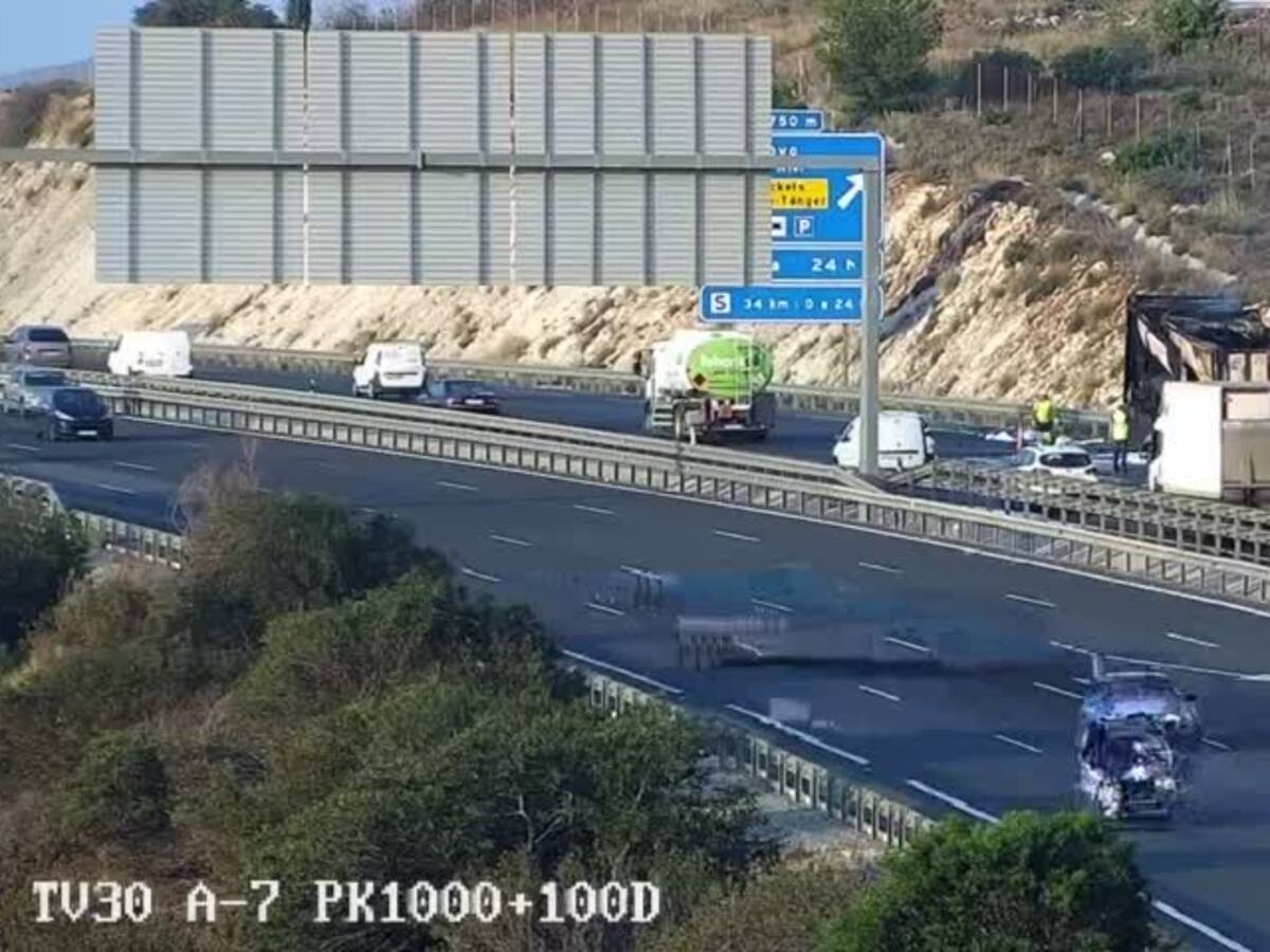 Retenciones en la A7 en Torremolinos tras arder un camión