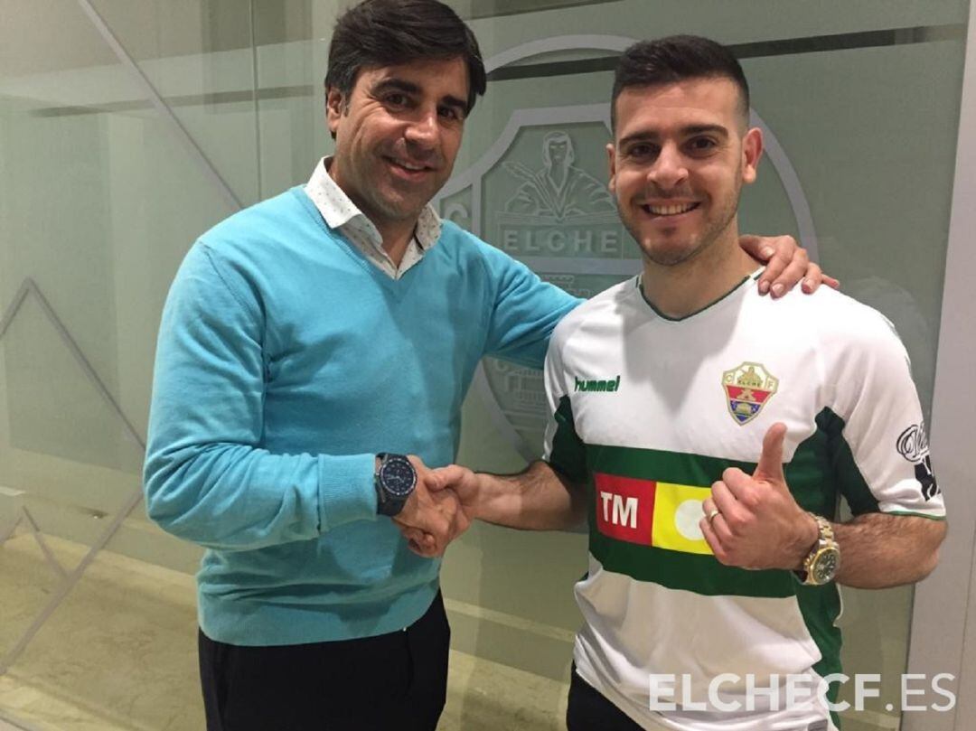 Víctor, a la derecha, con el director deportivo del Elche Nico Rodríguez