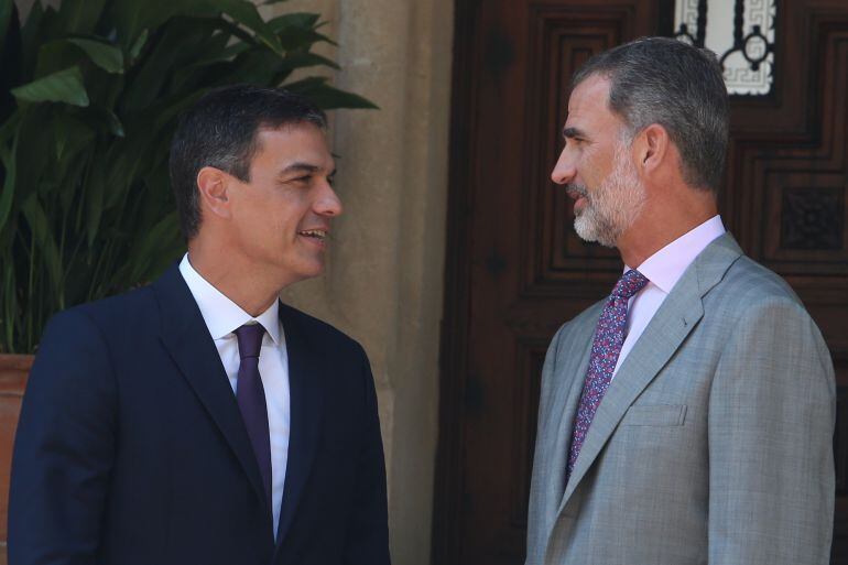 Felipe VI recibe en audiencia al presidente del Gobierno, Pedro Sánchez en una imagen de archivo