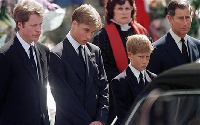 Earl Spencer, los príncipes William y Harry y el príncipe Carlos miran el féretro con los restos de Dianam la princesa de Gales durante su funeral en Londres, en septiembre de 1997