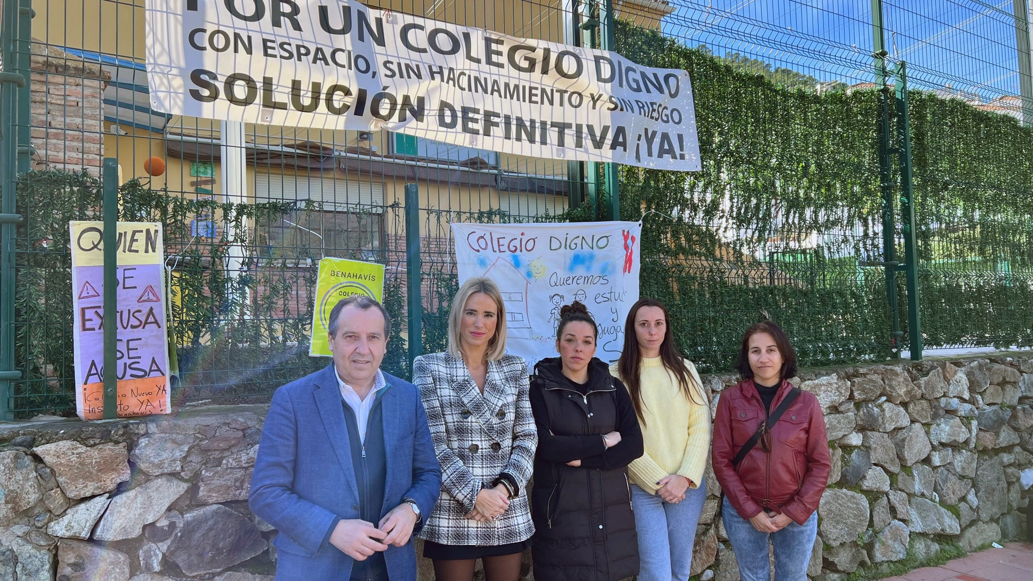 Los socialistas han mantenido hoy un encuentro con la asociación de madres y padres del centro