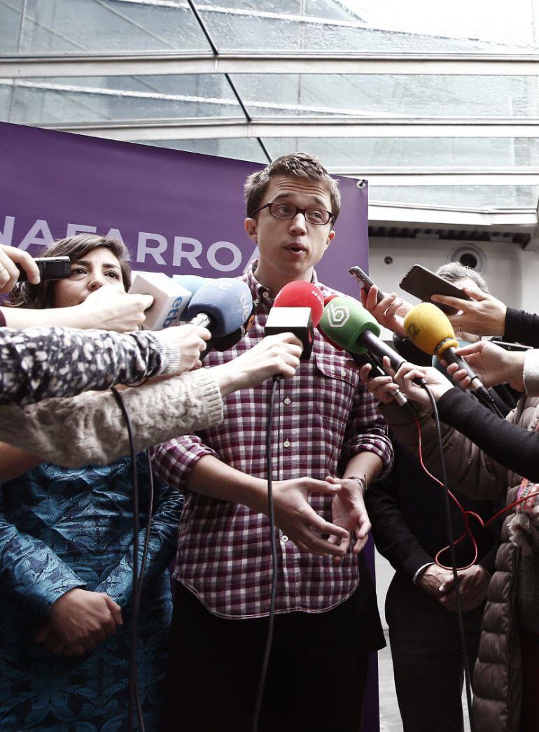 El Secretario Político de Podemos, Íñigo Errejón, atiende a los periodistas en el Parlamento de Navarra
