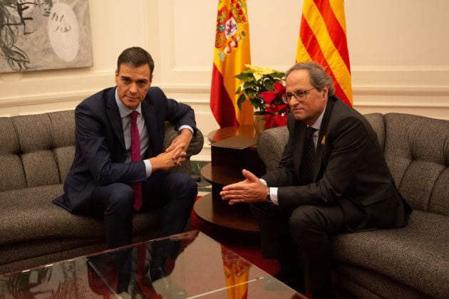 Pedro Sánchez, Quim Torra y las flores de Pascua amarillas y rojas.