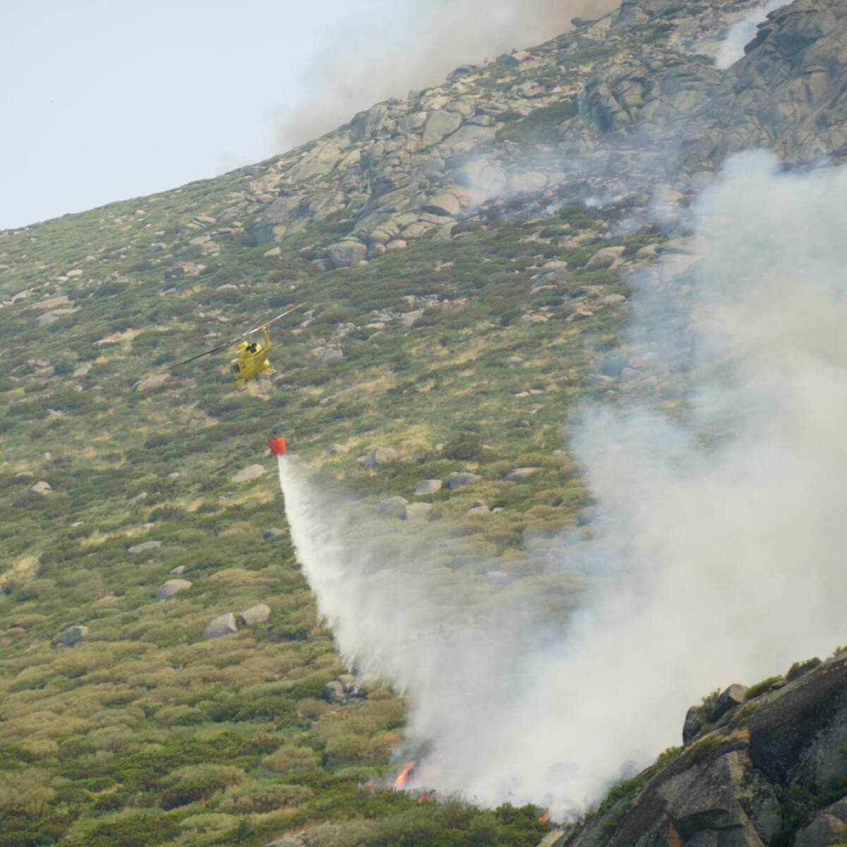 La Junta defiende su gestión en los incendios frente a las críticas en bloque de la oposición por su "incompetencia"